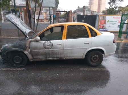 Bomberos sofocaron un incendio vehicular en pleno centro de Posadas imagen-16