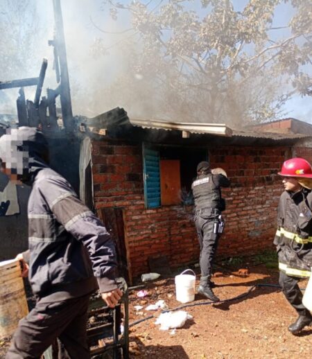 Jornada de intenso trabajo de Bomberos de la Policía: daños en viviendas, dos personas lesionadas y quema de malezas imagen-5