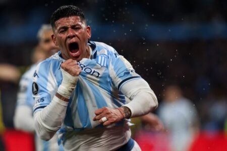 Las polémicas del partido de Racing frente a Peñarol: un gol anulado, un penal sin VAR y dos expulsados en el final imagen-4