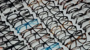 Alertan sobre los riesgos de adquirir anteojos sin receta médica ni control profesional en puestos no habilitados imagen-2