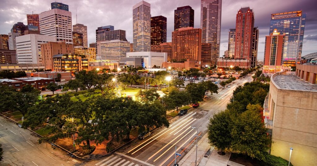 El tiempo hoy en Houston: alerta máxima por la tarde y el estado del clima este viernes 15 de agosto de 2025 imagen-100
