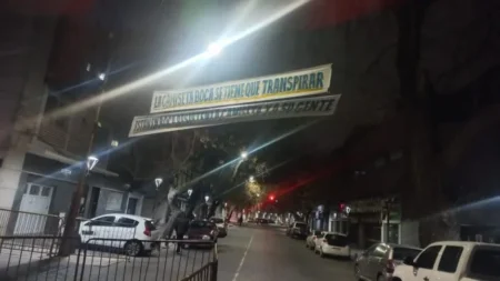 La bandera para los jugadores que apareció en el hotel de Boca - TyC Sports imagen-7