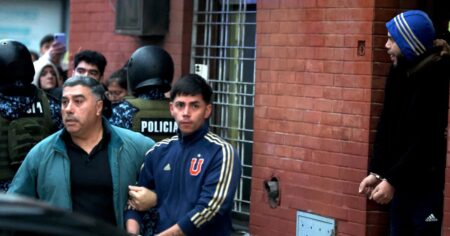 Ordenan la liberación de 104 hinchas de Universidad de Chile detenidos tras los incidentes en Independiente imagen-7