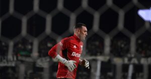 Armani, en modo Armani: el atajadón que le permitió superar la marca de un histórico de River imagen-1