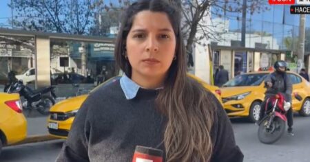 Un motochorro le quiso robar el teléfono a una periodista en un móvil en vivo imagen-12