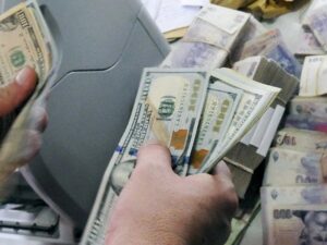 El dólar oficial bajó $5 y cerró a $1.375 imagen-1