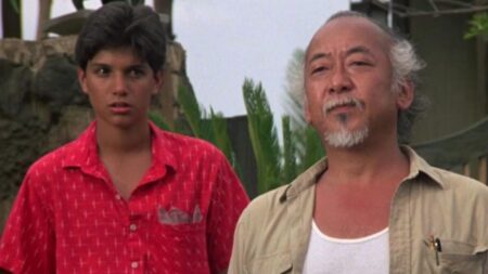 Siempre pensamos que Pat Morita aparecía en esta escena de 'Karate Kid', pero en realidad es su doble llevando una calva y un mono imagen-8