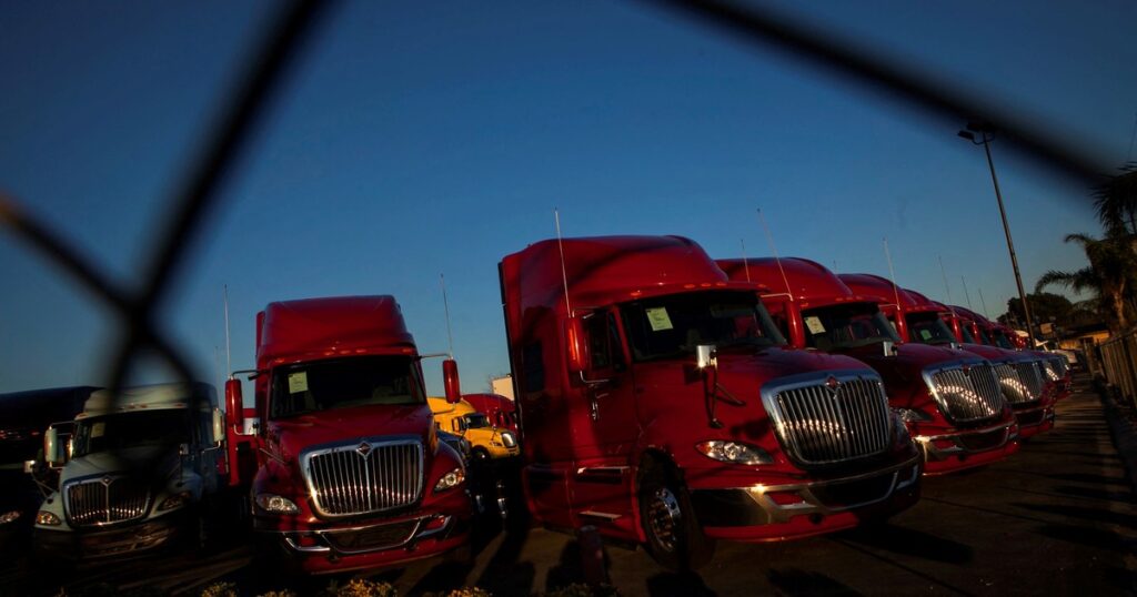 Trump suspende las visas a camioneros extranjeros porque "son un peligro para los estadounidenses" en las rutas imagen-5