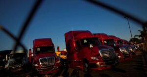 Trump suspende las visas a camioneros extranjeros porque "son un peligro para los estadounidenses" en las rutas imagen-4
