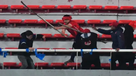 Gravísimos incidentes en Independiente vs. U de Chile: proyectiles, bombas y linchados por la barra - TyC Sports imagen-4