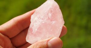 Cuarzo rosa del amor: cuáles son sus propiedades curativas para el corazón y el alma, según la gemoterapia imagen-2