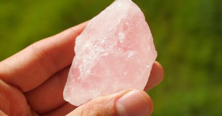 Cuarzo rosa del amor: cuáles son sus propiedades curativas para el corazón y el alma, según la gemoterapia imagen-10