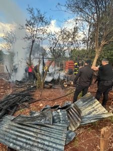 Incendio destruyó por completo una vivienda en Apóstoles imagen-9