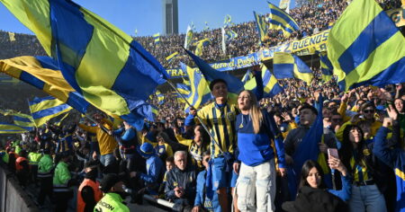 Video: el tremendo recibimiento de los hinchas de Central en la salida de los equipos en el clásico rosarino imagen-7