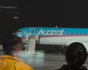 Insólito: Se rompió la puerta del avión y los pilotos del TN quedaron varados en Posadas imagen-1