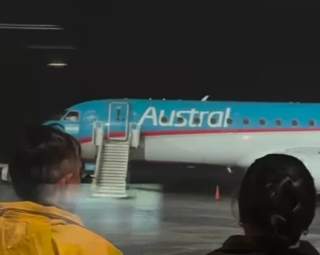 Insólito: Se rompió la puerta del avión y los pilotos del TN quedaron varados en Posadas imagen-90