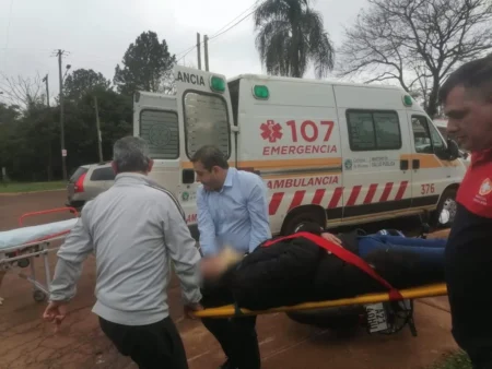 Un motociclista resultó herido tras la colisión con una camioneta y fue asistido por Oscar Herrera Ahuad imagen-9