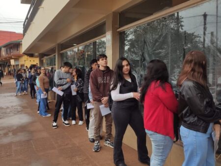 Jóvenes respondieron masivamente a convocatoria laboral de nuevo local comercial en Eldorado imagen-6