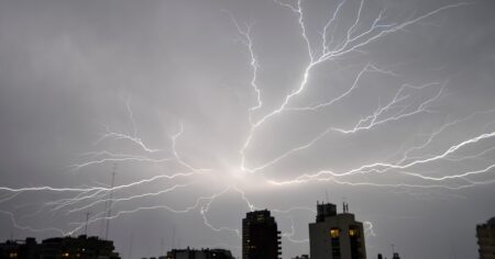 Susto en el centro porteño por un rayo que cayó en plena avenida Córdoba imagen-6