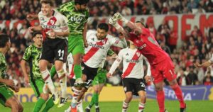 Paulo Díaz no jugó el segundo tiempo ante Libertad por una nueva molestia en su rodilla izquierda y preocupa imagen-2