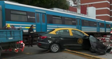 Video: así fue el momento en que un tren embistió a un taxi que trató de cruzar con las barreras bajas en Flores imagen-19