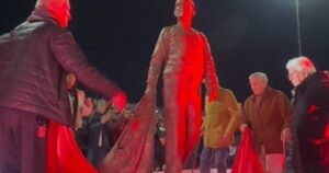 Profesor eterno: Estudiantes inauguró la estatua de Osvaldo Zubeldía imagen-1