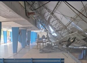 Cayó el techo del Club Regatas de Corrientes y «hay peligro de más derrumbes» imagen-1