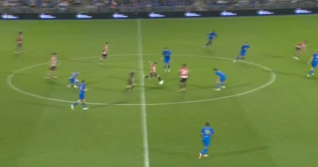 Video: el tremendo golazo de mitad de cancha que se dio en la primera ronda de la EFL Cup imagen-45