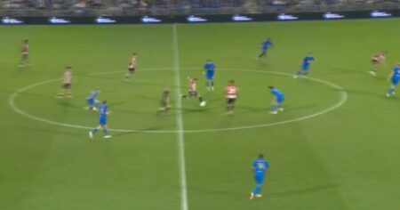Video: el tremendo golazo de mitad de cancha que se dio en la primera ronda de la EFL Cup imagen-16