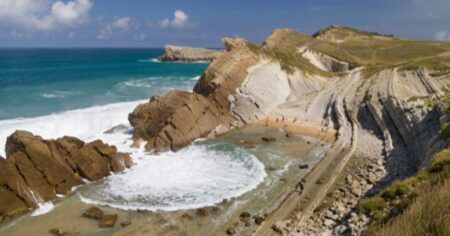 La playa en Cantabria rodeada por geoparque mundial de la UNESCO para descubrir imagen-22