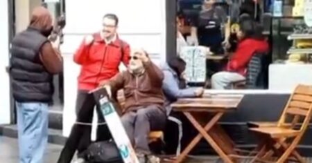 El piquetero Eduardo Belliboni se sentó en una cafetería mientras había protestas frente al Congreso imagen-10
