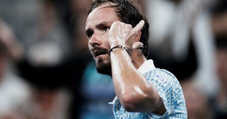 Caos y escándalo en el US Open: un fotógrafo cometió un error y desató la furia de Medvedev antes de su temprana eliminación ante Bonzi imagen-22