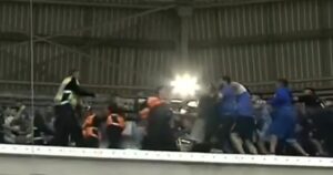 Video: violento cruce entre la policía brasileña y los hinchas de Godoy Cruz imagen-2