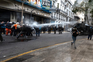 CUANDO ESCUCHO LA PALABRA UNIVERSIDAD SACO MIS PISTOLAS imagen-1