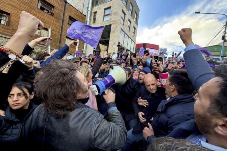 🔴 En vivo. Javier Milei tuvo que suspender la caminata en Ushuaia por falta de gente y protestas en su contra imagen-5