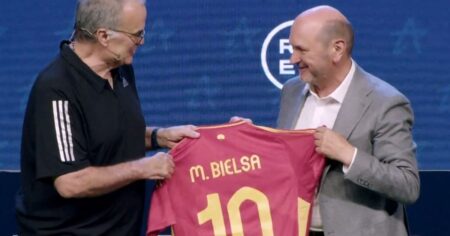 Marcelo Bielsa brindó un curso de táctica en la academia de la Federación Española de Fútbol imagen-15