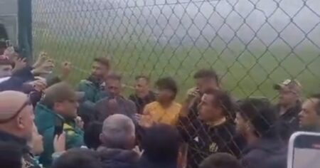 Video: los hinchas de Aldosivi visitaron el entrenamiento y tuvieron un tenso intercambio con Guillermo Farré imagen-14