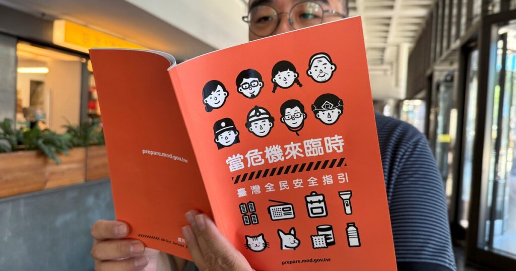 Taiwán lanzó un nuevo manual de defensa civil para preparar a su población ante una eventual invasión militar de China imagen-94