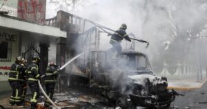 México: atacaron un cuartel militar en protesta por la desaparición de los 43 estudiantes Ayotzninapa imagen-1