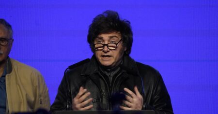Javier Milei volvió a hablar sobre una eventual dolarización: "Habría que hacer una consulta popular vinculante" imagen-12