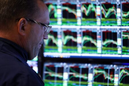 Cae el riesgo país, el dólar baja $85 y se disparan hasta 20% acciones y bonos tras los anuncios del Gobierno imagen-10