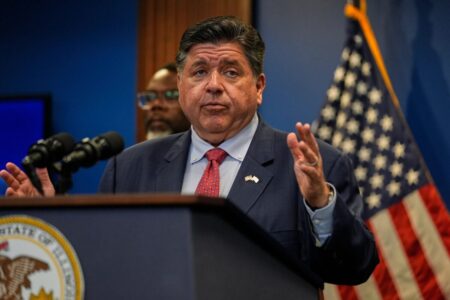El guiño de JB Pritzker y su apoyo a los latinos en Illinois: “Se están viendo afectados” imagen-15