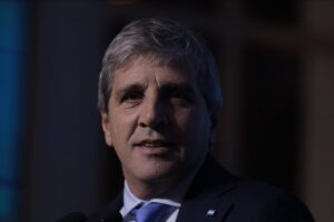 Caputo le habló al “mercado” y advirtió que venderá “hasta el último dólar” para defender el techo de la banda imagen-1