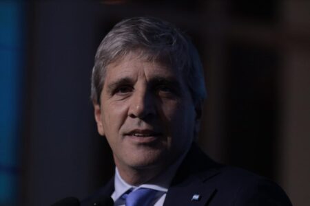 Caputo le habló al “mercado” y advirtió que venderá “hasta el último dólar” para defender el techo de la banda imagen-14