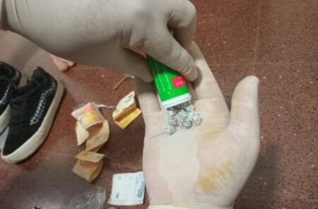 Arrestan a un motodealer en plena venta de pedra en Puerto Iguazú imagen-7