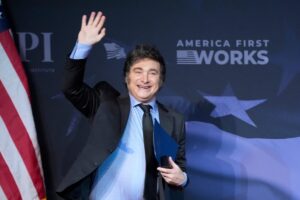 El Gobierno inició conversaciones para conseguir un préstamo del Tesoro de EE.UU., pero Milei posterga su partida a Nueva York imagen-2