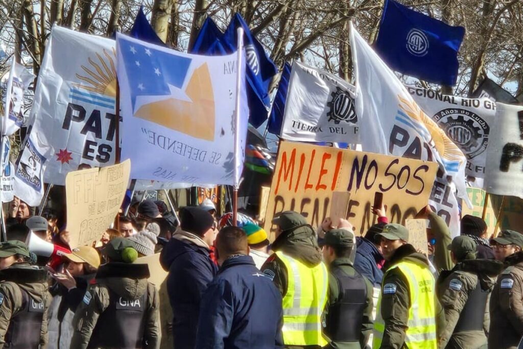 Milei visitó una fábrica de celulares en Tierra del Fuego y fue recibido por una protesta de la UOM imagen-90