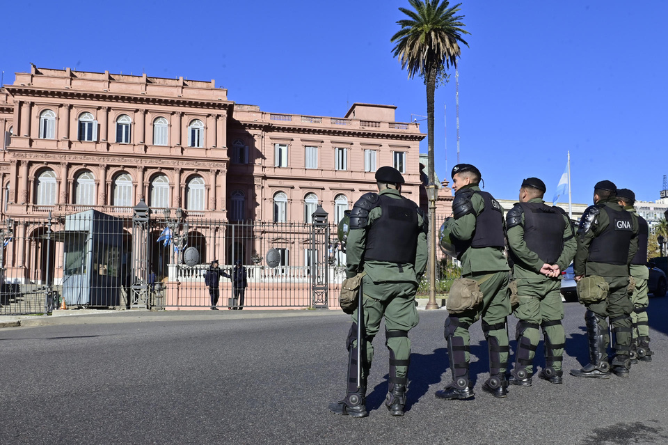 Milei y sus ministros recibieron la derrota parlamentaria con hermetismo y caras largas imagen-95