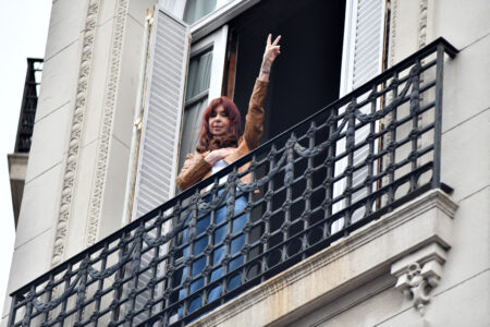 Cristina Kirchner apuntó contra Milei y Caputo por la nueva toma de deuda imagen-17