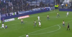 Video: el polémico gol que le anularon a Gimnasia en la derrota ante Rosario Central imagen-2
